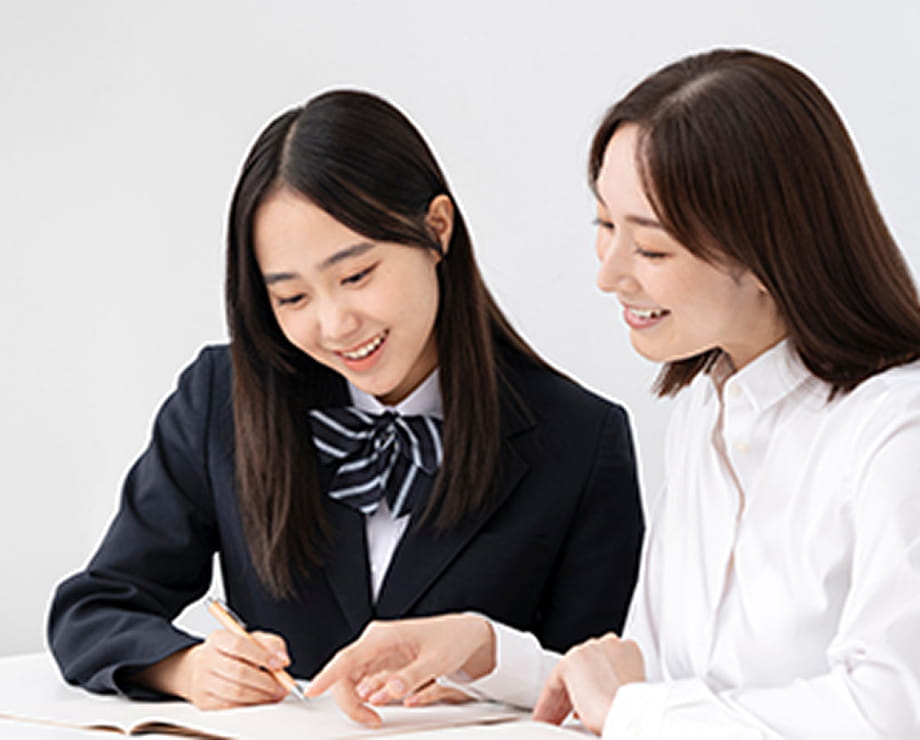 先生と生徒が教材を見ながら話している様子